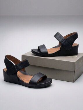Gentle Souls by Kenneth Cole Black Gisele Two Band Wedge Sandals Size 7
